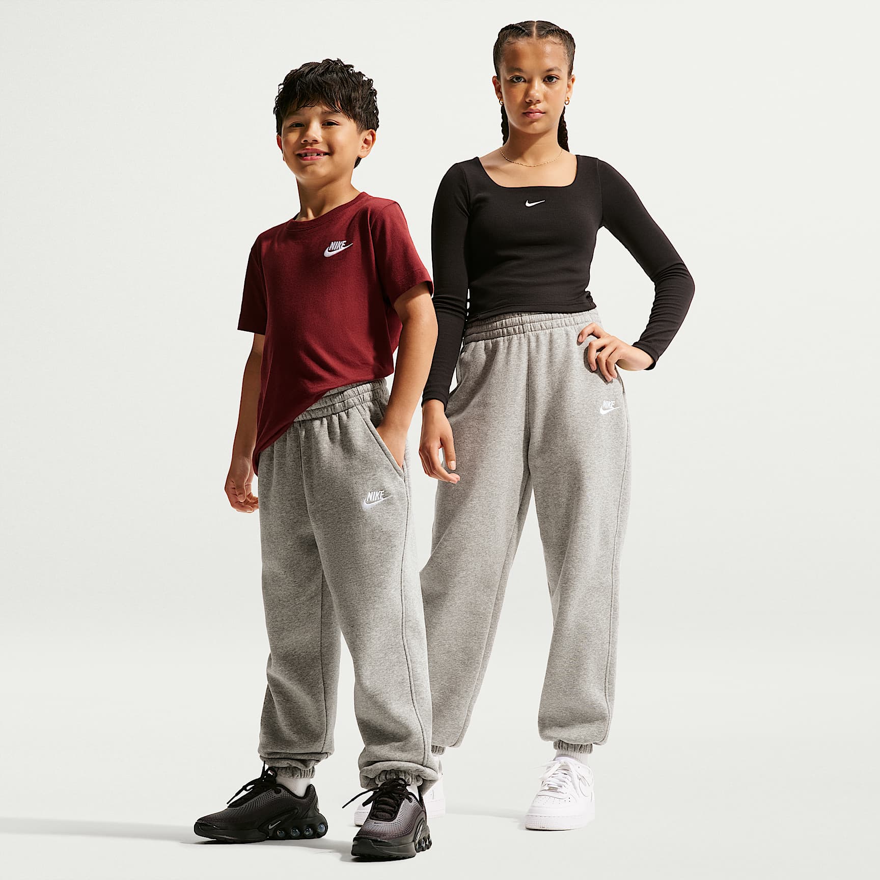 Nike Sportswear Club Fleece Older Kids' Loose Trousers. Nike RO